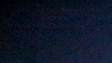 Un hombre que vive en su auto se prepara para pasar la noche en el estacionamiento de la Iglesia Episcopal St. Mary's de Koreatown.   (Aurelia Ventura/La Opinion)