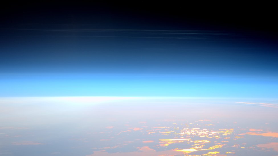 La nubes noctilucentes se forman a una altura aproximada de 80 km y pueden ser observadas solamente en las noches de verano.