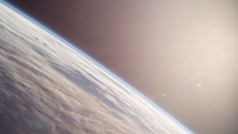 En el afelio la Tierra se encuentra cinco millones de km más lejos del Sol.
