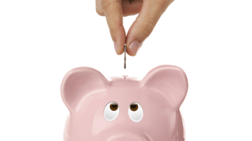 ¿Guardas tus ahorros en una alcancía de cerdo rosa?