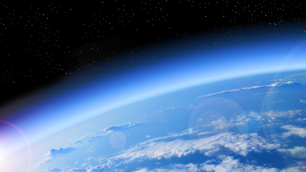 La capa de ozono se forma en la estratósfera a unos 15 o 30 km sobre la superficie de la Tierra.