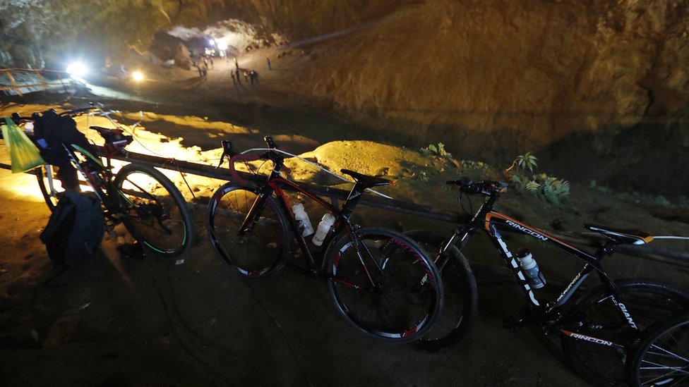 Los primeros rescatistas encontraron bicicletas cerca de la entrada de la cueva.