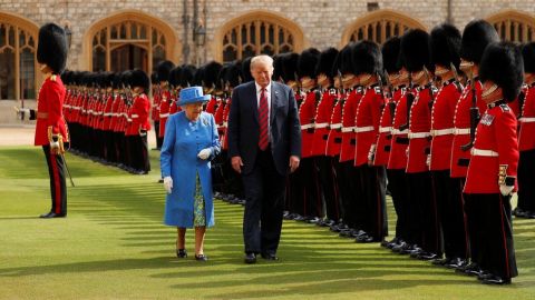 Trump y la reina de Inglaterra.