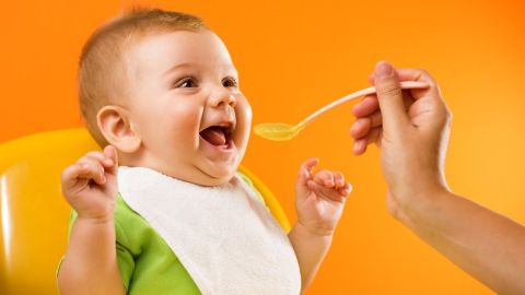 No es recomendable dar de comer demasiado a un recién nacido.