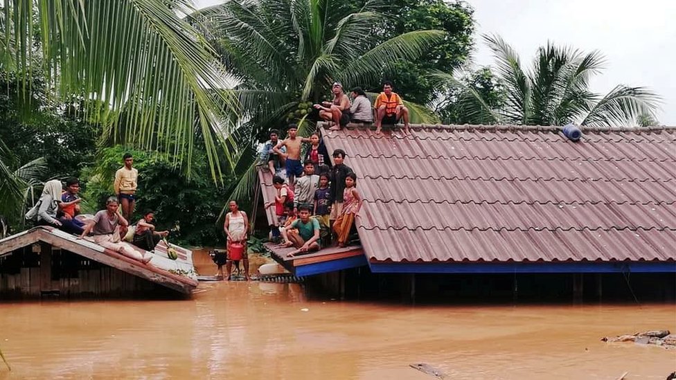 El derrumbe de una presa provoco inundaciones en varias aldeas.