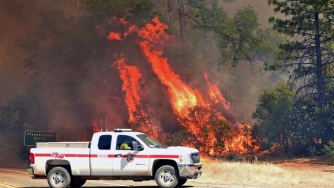 Los fuertes vientos están aconvirtiendo las llamas en "un tornado de fuego".