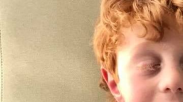 Mickey con su hermanito pequeño.