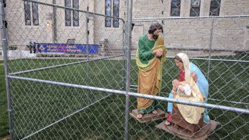 Las estatuas de la Sagrada Familia quedaron encerradas en protesta contra la política migratoria de Trump.