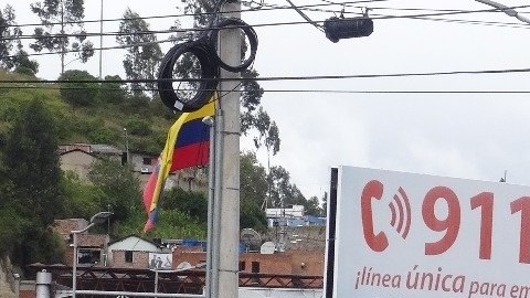 Venezolanos esperan en el paso de Rumichaca en Tulcán, Ecuador.