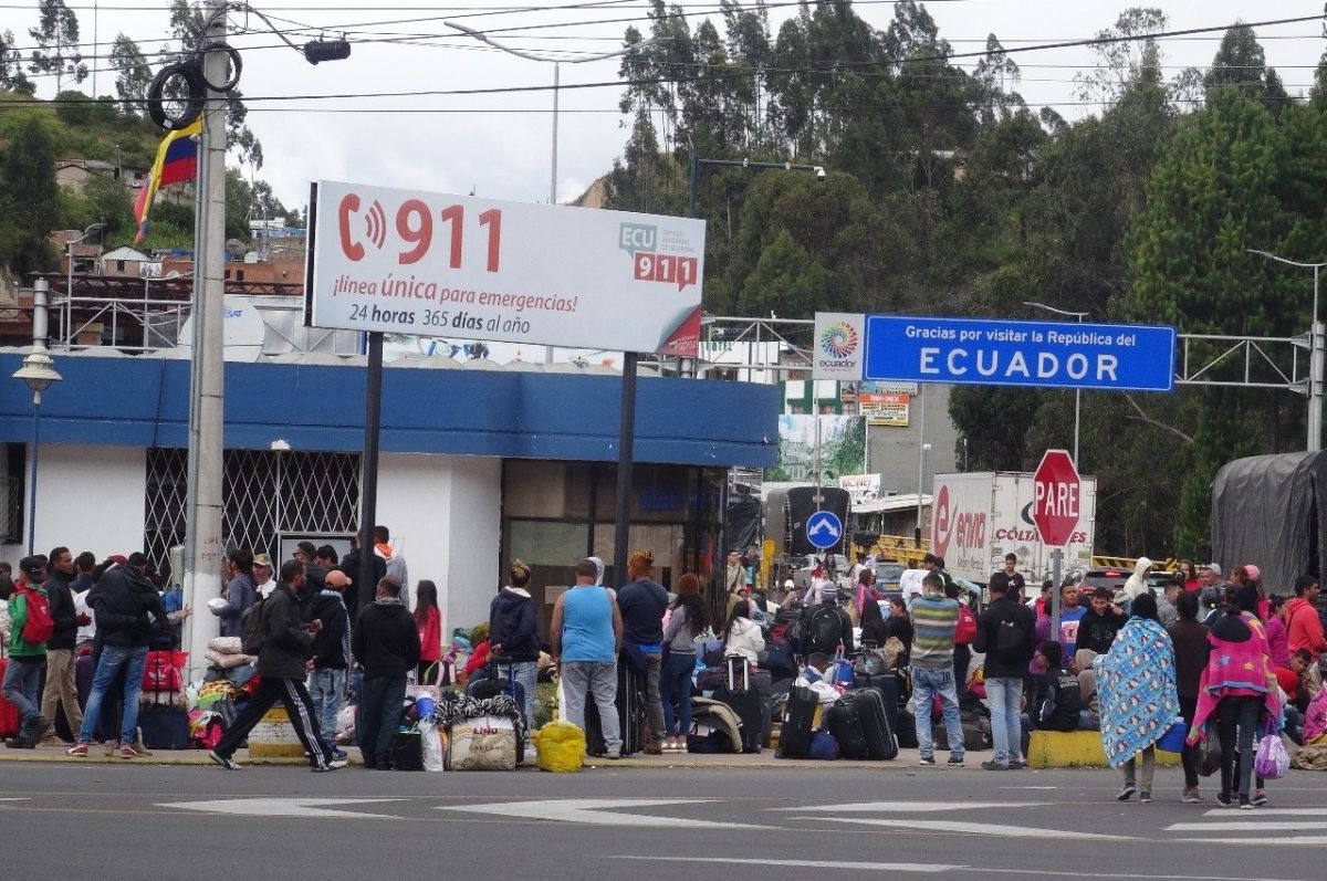 Venezolanos esperan en el paso de Rumichaca en Tulcán, Ecuador.