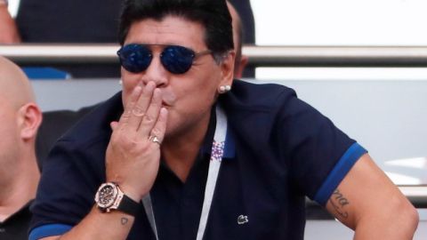 El argentino Diego Armando Maradona se fue de la boca y la FIFA lo frenó. (Foto: EFE/EPA/DIEGO AZUBEL)