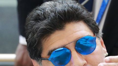 El argentino Diego Armando Maradona volvió a levantar la mano para dirigir a su selección. Foto: EFE/EPA/ROBERT GHEMENT)