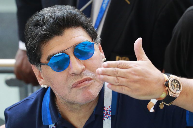 El argentino Diego Armando Maradona volvió a levantar la mano para dirigir a su selección. Foto: EFE/EPA/ROBERT GHEMENT)