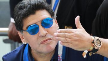 El argentino Diego Armando Maradona volvió a levantar la mano para dirigir a su selección. Foto: EFE/EPA/ROBERT GHEMENT)