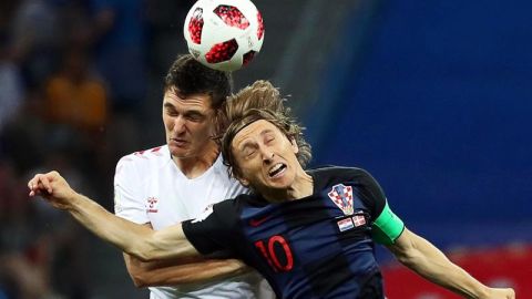 Luka Modric disputa una pelota Andreas Christensen. EFE