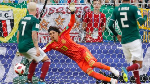 Guillermo Ochoa fue lo mejor de México contra Brasil.  EFE/EPA/ROBERT GHEMENT