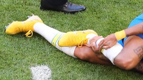 Neymar ha sido criticado por sus constantes caídas