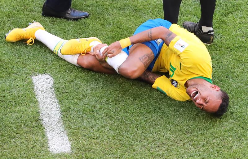 Neymar ha sido criticado por sus constantes caídas