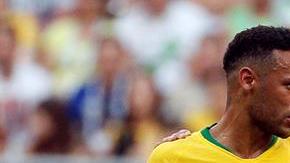 Neymar y Guardado tuvieron un duelo de palabras.  EFE