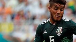 Jonathan dos Santos contra Coutinho. EFE