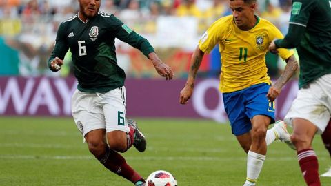 Jonathan dos Santos contra Coutinho. EFE