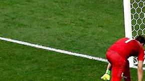 Fernando Muslera, portero de Uruguay, metió el esférico en su propia meta al trata de atajar un disparo de Griezmann