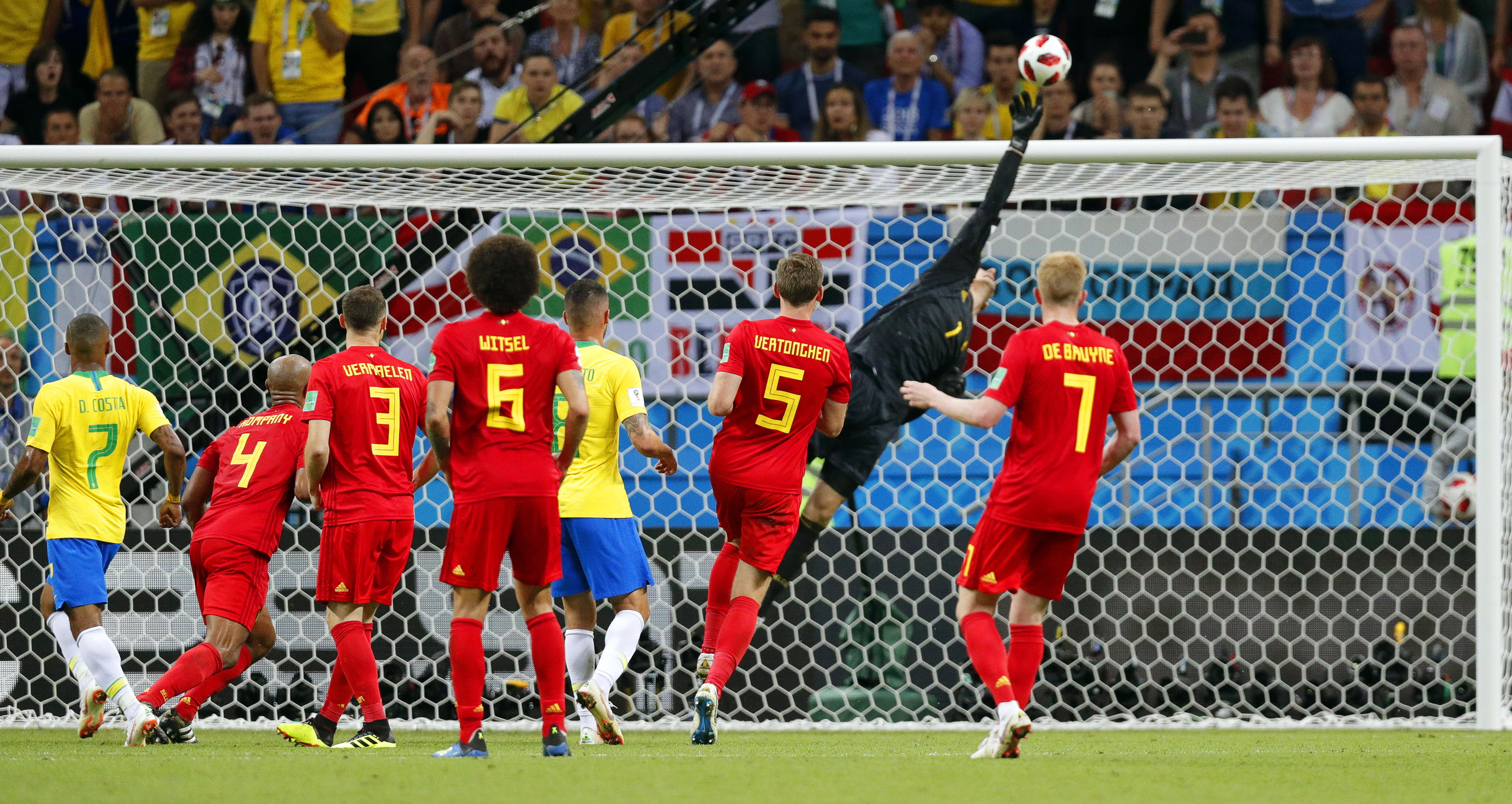 El belga Courtois brilló contra Brasil cuando evitó el empate con esta desviada.