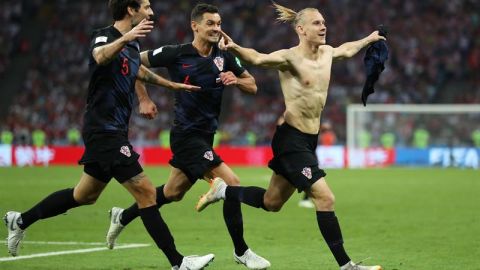 Domagoj Vida de Croacia celebra con sus compañeros la eliminación de Rusia. (Foto: EFE/EPA/FRIEDEMANN VOGEL)