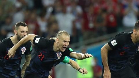 La selección de Croacia volverá a usar su uniforme alternativo en la semifinal de Rusia 2018. (Foto: EFE/EPA/MOHAMED MESSARA)