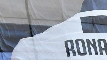 Cristiano Ronaldo aún no llega a Turín pero ya es toda una revolución. El siete lo espera... (Foto: EFE/ Alessandro Di Marco)