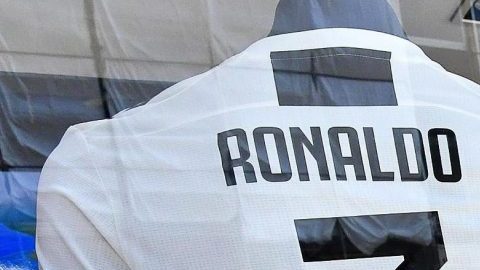 Cristiano Ronaldo aún no llega a Turín pero ya es toda una revolución. El siete lo espera... (Foto: EFE/ Alessandro Di Marco)