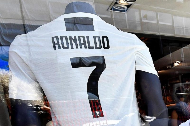 Cristiano Ronaldo aún no llega a Turín pero ya es toda una revolución. El siete lo espera... (Foto: EFE/ Alessandro Di Marco)