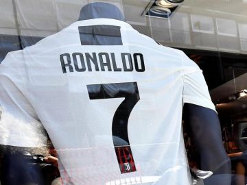 Cristiano Ronaldo aún no llega a Turín pero ya es toda una revolución. El siete lo espera... (Foto: EFE/ Alessandro Di Marco)
