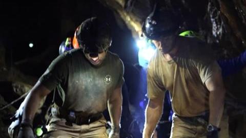 Un menor es trasladado en camilla hacia el interior de la cueva en Tailandia.