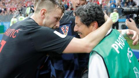 El fotógrafo salvadoreño Yuri Cortez se hizo famoso cuando los jugadores croatas se le fueron encima y le dieron hasta besos