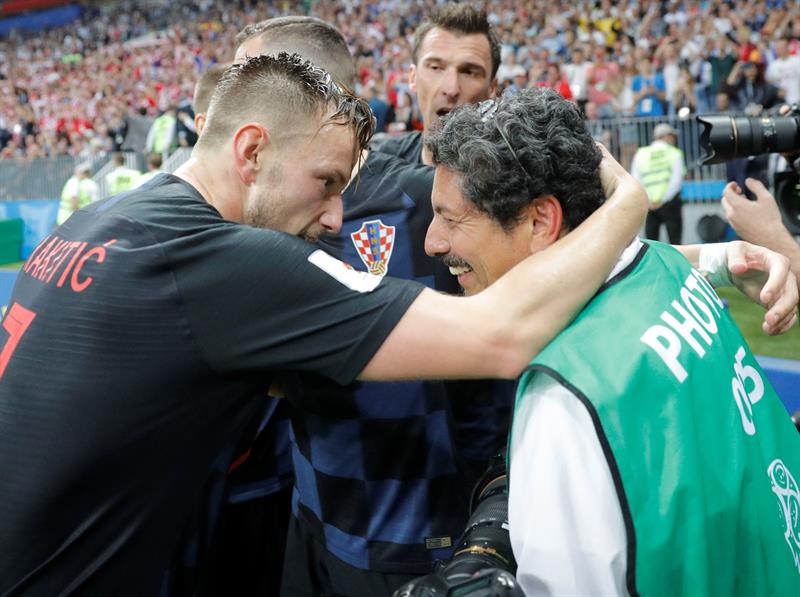 El fotógrafo salvadoreño Yuri Cortez se hizo famoso cuando los jugadores croatas se le fueron encima y le dieron hasta besos