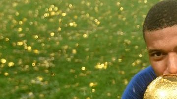 El francés Kylian Mbappe con la copa de Rusia 2018. (Foto: EFE/EPA/FACUNDO ARRIZABALAGA)