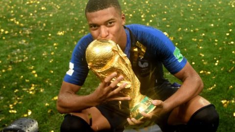 El francés Kylian Mbappe con la copa de Rusia 2018. (Foto: EFE/EPA/FACUNDO ARRIZABALAGA)