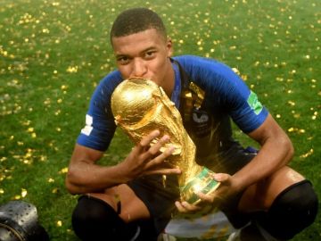 El francés Kylian Mbappe con la copa de Rusia 2018. (Foto: EFE/EPA/FACUNDO ARRIZABALAGA)