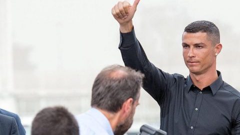 El portugués Cristiano Ronaldo llega a una rueda de prensa en la nueva sede del Juventus. (Foto: EFE/ Alessandro Di Marco)