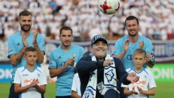 El argentino Diego Maradona ya asumió su nuevo cargo con el FC Dinamo Brest. (Foto: EFE/Tatyana Zenkovich)