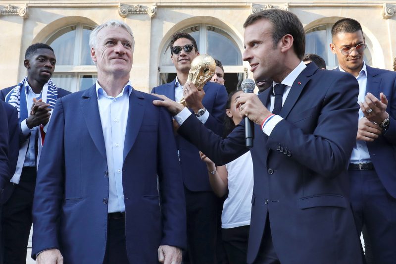 El presidente francés Emmanuel Macron otorgará la Legión de Honor a los campeones. (EFE/EPA/LUDOVIC MARIN / POOL)