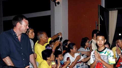 Los 12 niños y su enrtenador recibieron su alta médica.