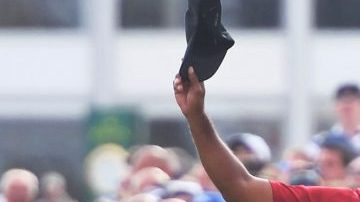 Tiger Woods se despide del British Open con la decepción de la derrota. (Foto: EFE/EPA/GERRY PENNY)