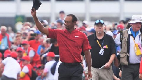 Tiger Woods se despide del British Open con la decepción de la derrota. (Foto: EFE/EPA/GERRY PENNY)