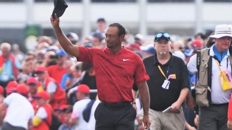 Tiger Woods se despide del British Open con la decepción de la derrota. (Foto: EFE/EPA/GERRY PENNY)