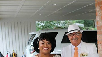 Las inclemencias del tiempo casi arruinan una boda hasta que llegaron los vecinos para salvar a los novios y los invitados.