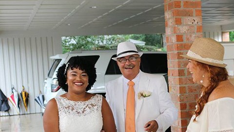 Las inclemencias del tiempo casi arruinan una boda hasta que llegaron los vecinos para salvar a los novios y los invitados.