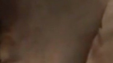 Una mujer escucha la voz de su difunta madre y rompe a llorar.