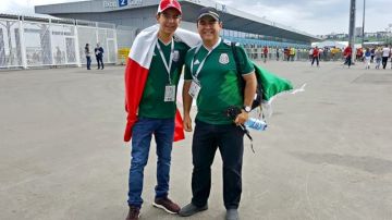 Carlos Serrano (der.) y su hijo (izq.) ya no pudieron ver al Tricolor en Rusia.